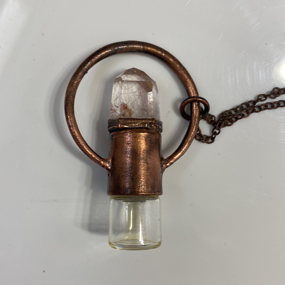 Quartz Rollerball Necklace EUC holds essential oils